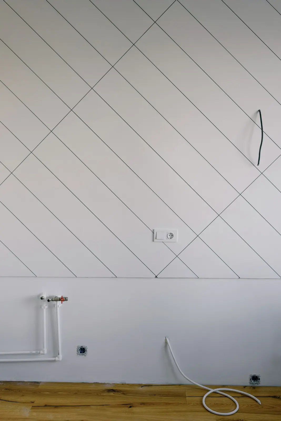 Tuberías nuevas saliendo de la pared antes de colocar el mueble