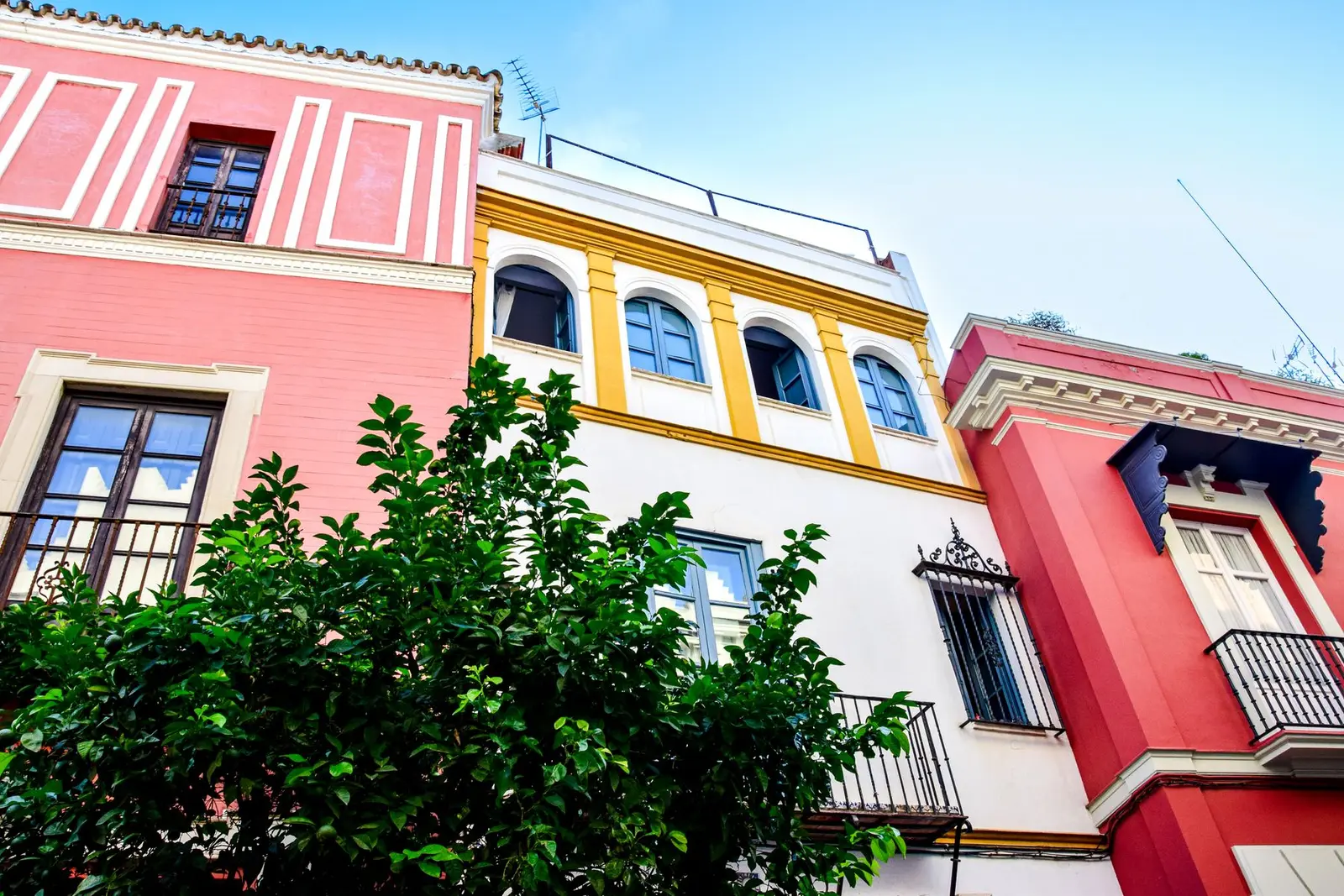 Bloques de viviendas con balcones y fachadas de colores