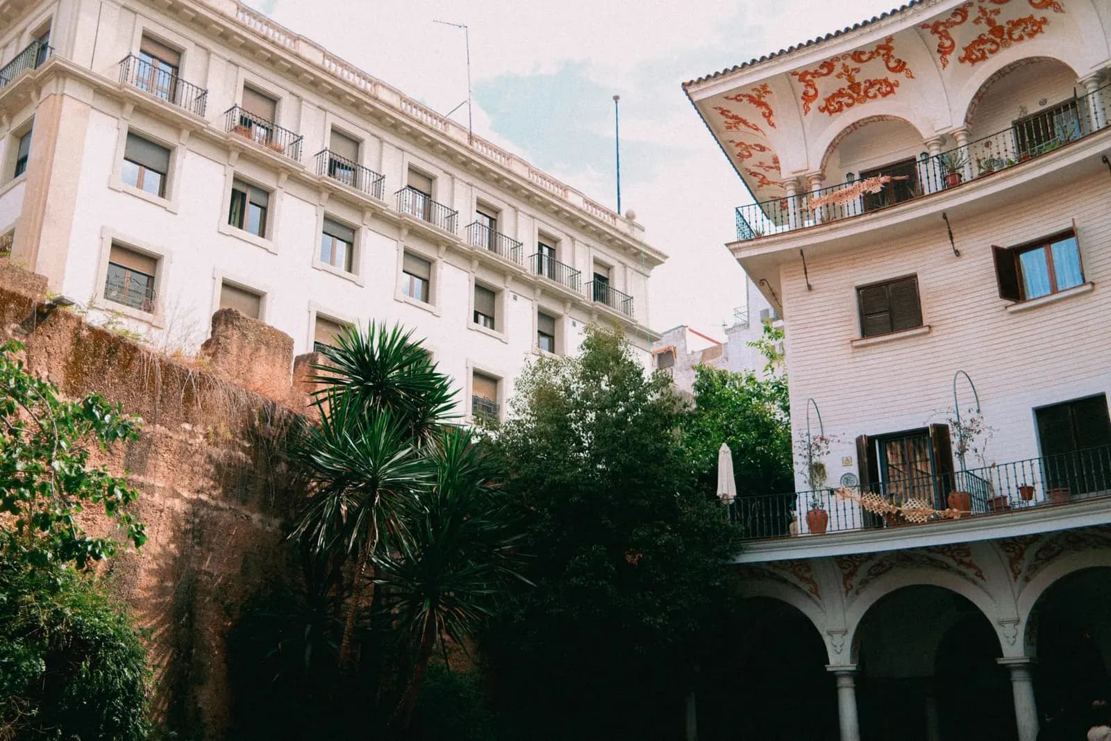 Edificio de viviendas con arcos y vegetación