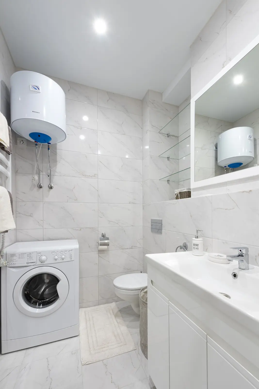 Termo eléctrico instalado en un baño pequeño